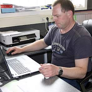 Roerdink zet het werk samen met Christa en Rinus rond. De Nederlandse Christa werkt 20 uur op het bedrijf. Eefs broer Rinus (77) is nog dagelijks aan het werk op het varkensbedrijf. Roerdink is daarnaast verantwoordelijk voor de voerinkoop, varkens- en me