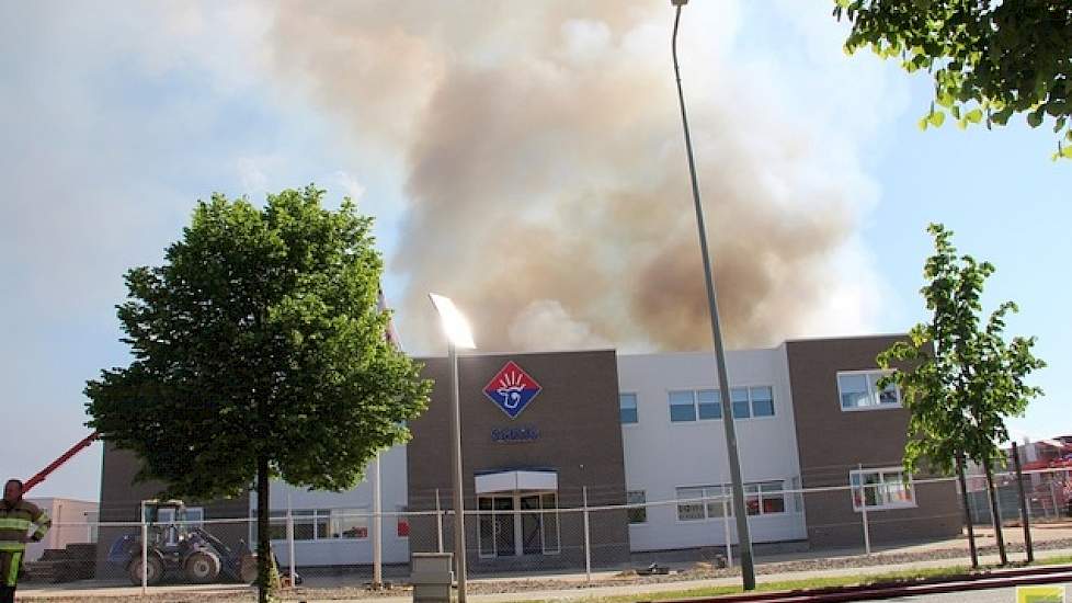 De brandweer kon het voorliggend (nieuwe, nog niet geopende nieuwe) kantoor sparen.