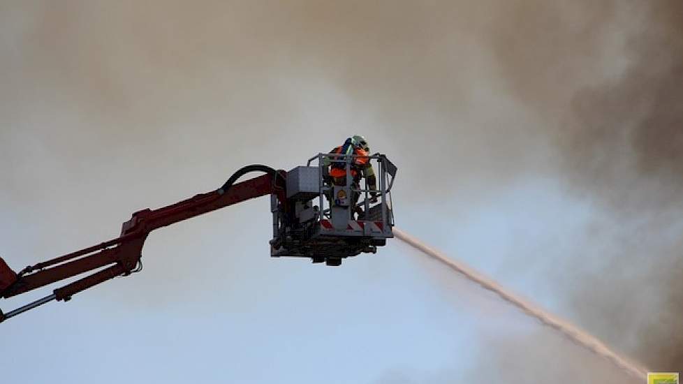 De brandweer rukte met groot materieel uit om de brand onder controle te krijgen. Naar de oorzaak en het schadebedrag is het nog gissen.