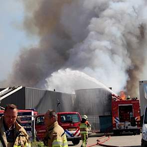 De brand in de opslaghal brak, door nog onbekende oorzaak, woensdagochtend rond 9.20 uur uit. Er raakte niemand gewond.