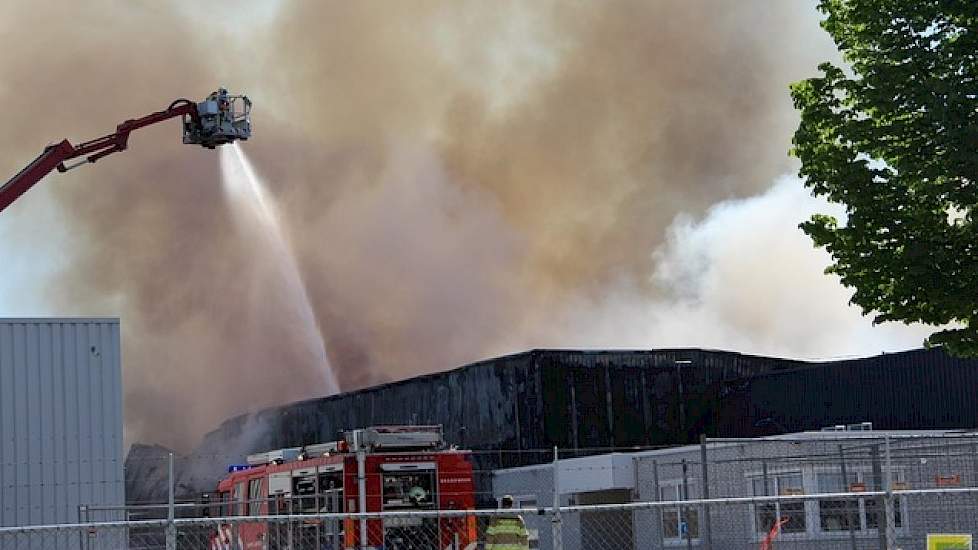 De brand verwoeste de nog jonge opslagloods geheel. In de loods lagen zowel eindproducten als half-fabrikaten opgeslagen.