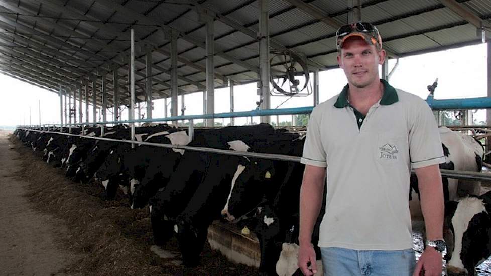 Naast de varkens heeft Vale do Jotuva een grondareaal van 680 hectare en 500 stuks melkvee. De 29-jarige Rik (foto) is de zoon van Hans van der Meer en is actief in de maatschap. Hij houdt zich bezig voornamelijk bezig met de akkerbouwtak. Zijn neven Robi