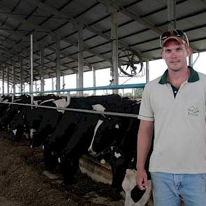 Naast de varkens heeft Vale do Jotuva een grondareaal van 680 hectare en 500 stuks melkvee. De 29-jarige Rik (foto) is de zoon van Hans van der Meer en is actief in de maatschap. Hij houdt zich bezig voornamelijk bezig met de akkerbouwtak. Zijn neven Robi