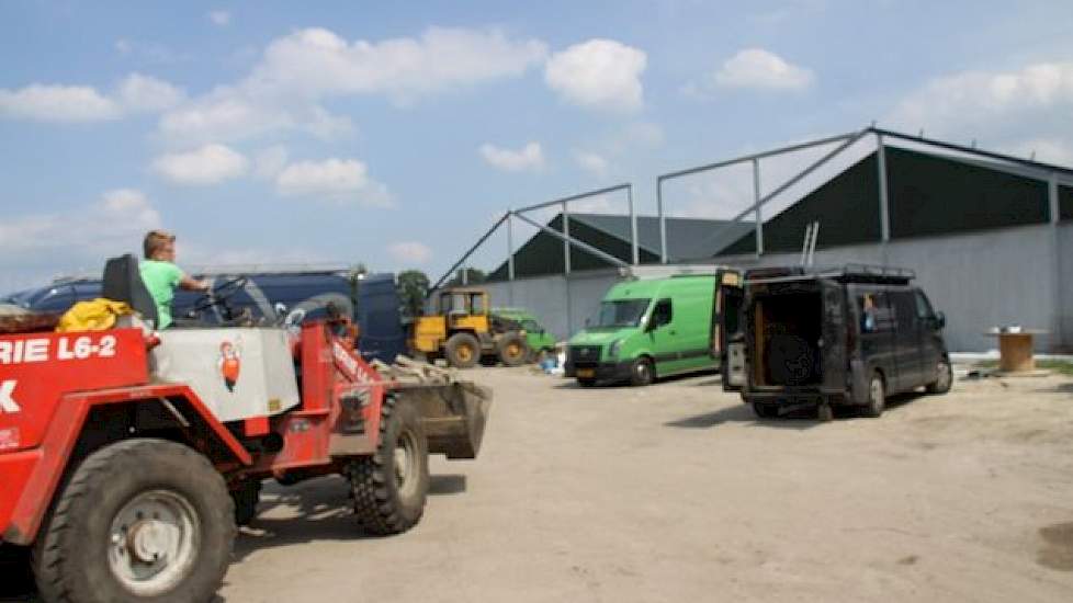 Met opening van de nieuwe zeugenstal gaat hij dadelijk in eerste instantie in 850 zeugen en 3.600 vleesvarkens houden. Nog voor 2016 wil hij de bestaande zeugenstal ombouwen naar 2.100 vleesvarkensplaatsen en een nieuwe vleesvarkensstal bouwen voor 1.900