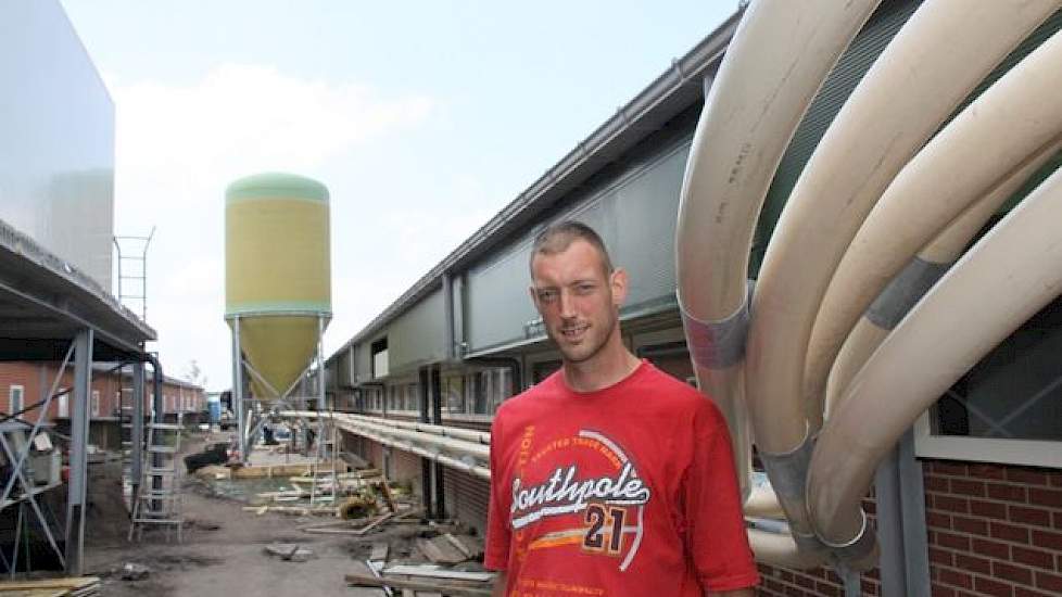 Bart van Kerkhof (35) houdt momenteel 425 zeugen en 3.600 vleesvarkens in Wintelre. Deze bestaande locatie kocht hij eind 2012 aan. Zijn oog viel op deze locatie, omdat: het bouwblok 2,2 hectare bedraagt, er een bestaand ammoniakplafond van bijna 7.000 kg