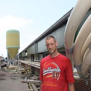 Bart van Kerkhof (35) houdt momenteel 425 zeugen en 3.600 vleesvarkens in Wintelre. Deze bestaande locatie kocht hij eind 2012 aan. Zijn oog viel op deze locatie, omdat: het bouwblok 2,2 hectare bedraagt, er een bestaand ammoniakplafond van bijna 7.000 kg