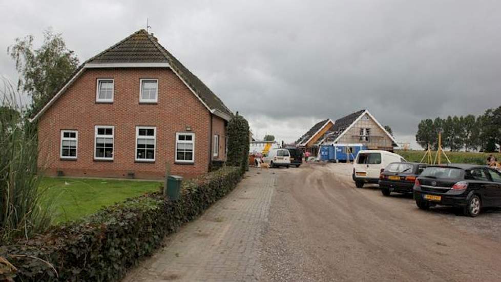 Op zijn woonerf zijn bouwvakkers druk in de weer. Tien nieuwe woningen komen pal achter zijn woonhuis te staan. Op zijn voormalig varkensbedrijf komen dadelijk 20 mensen te wonen. „We krijgen natuurlijk wel minder privacy, maar het kan ook een stuk gezell