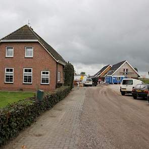 Op zijn woonerf zijn bouwvakkers druk in de weer. Tien nieuwe woningen komen pal achter zijn woonhuis te staan. Op zijn voormalig varkensbedrijf komen dadelijk 20 mensen te wonen. „We krijgen natuurlijk wel minder privacy, maar het kan ook een stuk gezell