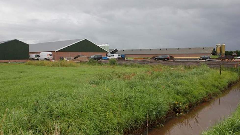 De nieuwe zeugenstal is gebouwd op zijn tweede locatie. De tweede locatie ligt 500 meter achter zijn woonhuis tussen de weilanden. Hij bouwde daar in 1997 een stal voor 1.200 vleesvarkens en in 2006 een gespeende biggenstal voor 1.200 dieren.