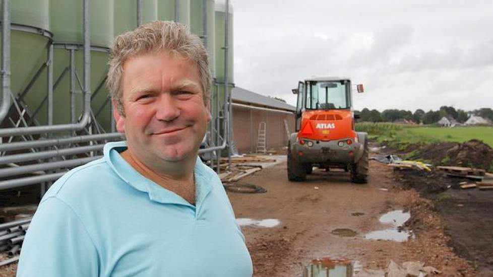 De varkenshouder gaat fokken met de nieuwe TN70-zeug van Topigs Norsvin. Deze insemineert hij met sperma van de Pietrain-eindbeer. De vleesvarkens die hij zelf niet kan opleggen, legt hij op in huurstallen. Al zijn varkens zet hij af bij de Duitse slachte