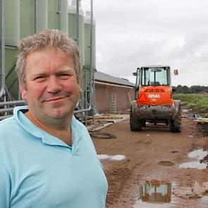 De varkenshouder gaat fokken met de nieuwe TN70-zeug van Topigs Norsvin. Deze insemineert hij met sperma van de Pietrain-eindbeer. De vleesvarkens die hij zelf niet kan opleggen, legt hij op in huurstallen. Al zijn varkens zet hij af bij de Duitse slachte