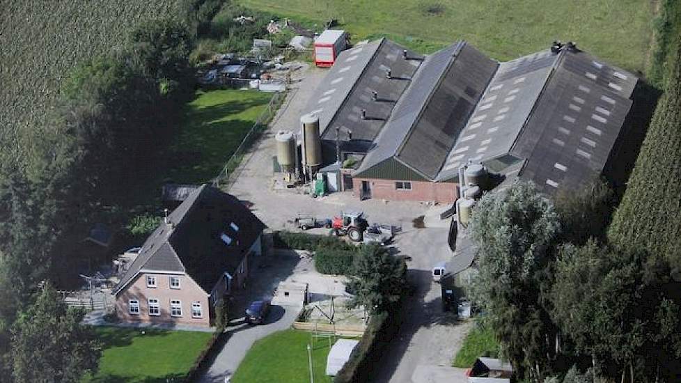 Een oude luchtfoto laat het bedrijf zien waar Klaas Mijnheer nog geen jaar geleden 250 zeugen hield. Op deze plek verrijzen nu tien nieuwe woningen. De varkenshouder woont in de bebouwde kom van Rouveen. „Het is een twee onder kapwoning en twee keer een v