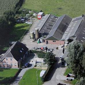 Een oude luchtfoto laat het bedrijf zien waar Klaas Mijnheer nog geen jaar geleden 250 zeugen hield. Op deze plek verrijzen nu tien nieuwe woningen. De varkenshouder woont in de bebouwde kom van Rouveen. „Het is een twee onder kapwoning en twee keer een v