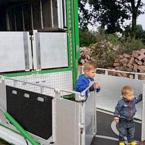 Bij de varkenshouder en transporteur Van den Berkmortel in Sint Oedenrode konden bezoekers de veewagen van binnen bekijken. Kinderen waren zeer geïnteresseerd in dit stukje techniek.