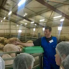 Diverse varkenshouders hielpen collega's bij hun activiteiten. Zo krijgen bezoekers hier uitleg van varkenshouder Rene Witlox in de zeugenstal bij de familie Van Asten.