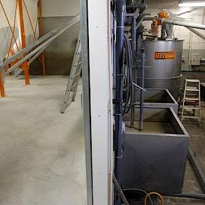 Als laatste worden de grondstoffen in de kegelmenger gemengd. Vervolgens worden de grondstoffen apart opgeslagen in de zaksilo’s. Overdag worden de gemalen grondstoffen uit zaksilo’s in de mengtank gemengd met de natte bijproducten. Er staan drie zaksilo’