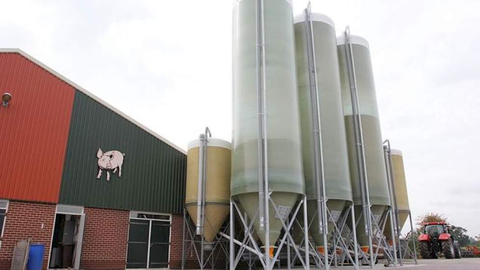 Ze hebben daarnaast drie droogvoersilo’s buiten aangeschaft met elk een opslag van 70 kuub. „Zo zijn we veel flexibeler met de inkoop van grondstoffen en zijn we niet genoodzaakt om elke week in te kopen.”