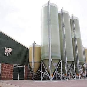 Ze hebben daarnaast drie droogvoersilo’s buiten aangeschaft met elk een opslag van 70 kuub. „Zo zijn we veel flexibeler met de inkoop van grondstoffen en zijn we niet genoodzaakt om elke week in te kopen.”