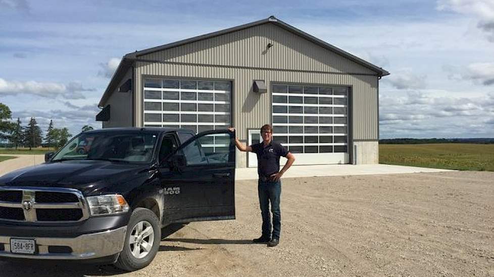 Het zeugenbedrijf heeft met de verkoop van speenbiggen hetzelfde systeem als zijn andere bedrijven in Canada. Hij reist nu twee keer per maand op en neer tussen Sterling en zijn woonplaats Paisley. Hij rijdt ’s nachts 4:00 uur weg en arriveert dan rond 14