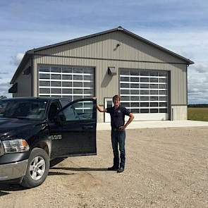 Het zeugenbedrijf heeft met de verkoop van speenbiggen hetzelfde systeem als zijn andere bedrijven in Canada. Hij reist nu twee keer per maand op en neer tussen Sterling en zijn woonplaats Paisley. Hij rijdt ’s nachts 4:00 uur weg en arriveert dan rond 14