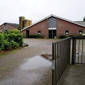 Twan en Monique Dirks zijn de vierde generatie op het bedrijf in Loon op Zand. Van origine is het een gemengd bedrijf. De vader van Monique heeft het bedrijf gespecialiseerd in de zeugenhouderij met ook een akkerbouwtak. In 2007 kwamen Twan en Monique bij