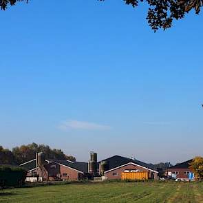 Tot de huidige uitbreiding, had het bedrijf een gesloten omvang met 250 zeugen en 2.400 zeugen verdeeld over twee locaties. Op hun thuislocatie was tot voor kort plaats voor 2.400 vleesvarkens en 800 speenbiggen. Ruim een kilometer verder op het ouderlijk