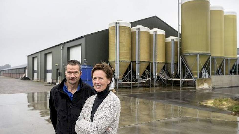 Samen zijn vrouw Gerda is Henk van den Borne eigenaar van het bedrijf wat naast varkens nog 9 hectare grond telt. Op het bedrijf is één vaste medewerker in dienst. Henk (53) en Gerda (51) hebben vier kinderen: Lisa (23), Tiene (21) en de tweeling Dirk (20