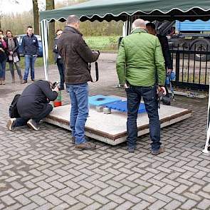 Volgens Nooyen Pig Flooring zijn er met de brandveiligheid van de coating geen concessies gedaan aan de kwaliteit en hygiëne van het rooster. „We hebben andere ingrediënten voor de coating gebruikt, maar wat het is zeggen we niet. Dat is het geheim van de