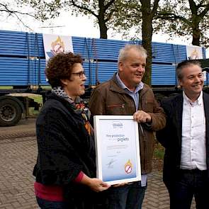 Ruim 2,5 jaar geleden brandde het zeugenbedrijf van Kees van der Meijden in Spoordonk volledig af. Hij is nu bezig met de nieuwbouw van zijn bedrijf. Gisteren werden de kraamstalroosters op zijn bedrijf afgeleverd. Ook ontving hij uit handen van Gerben No