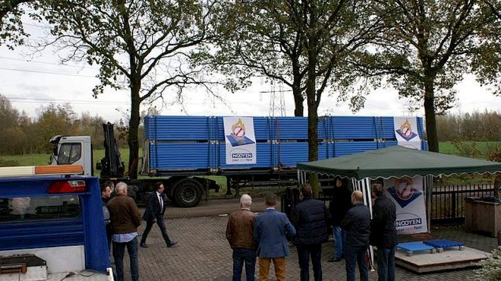 Kees van der Meijden kreeg gisteren als eerste 240 brandveilige kraamstalroosters aangeleverd. De maatvoering van het gecoate frame is 2,00 bij 2,50 meter, maar dit is de specifieke wens van Van der Meijden . De vloeren geven de biggen meer grip en voelen