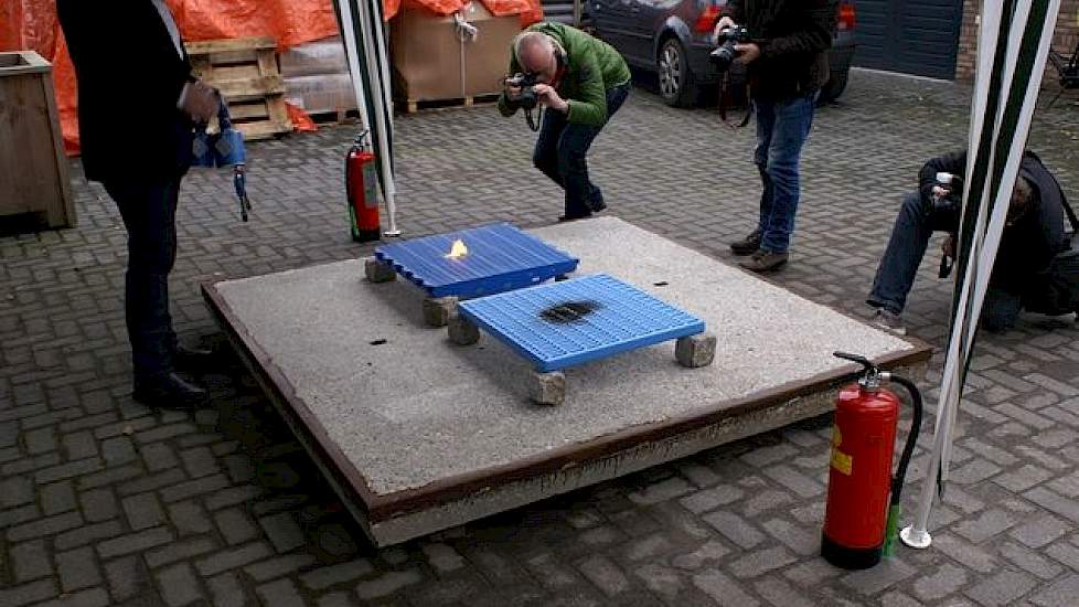 Het donkerblauwe traditionele kunststofrooster vat al snel vlam. De kunststof smelt en wordt voeding voor het vuur. Daarentegen verkoolt het lichtblauwe rooster, maar het rooster blijkt geen voedingsbodem voor vuur te zijn.