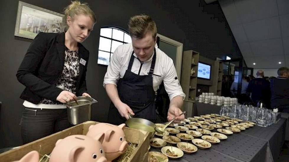 Het gerecht was een ware supersmaaksensatie die hij wist te bereiken met zijn erwtensoep met daarin een rolletje van procureur, varkenspoot, krabbetje en lever, langzaam gegaarde buikspek, dressing van lardo en gedroogd en knapperig gefrituurd zwoerd.