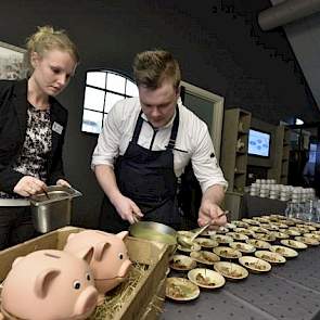 Het gerecht was een ware supersmaaksensatie die hij wist te bereiken met zijn erwtensoep met daarin een rolletje van procureur, varkenspoot, krabbetje en lever, langzaam gegaarde buikspek, dressing van lardo en gedroogd en knapperig gefrituurd zwoerd.