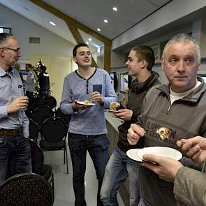 Na het officiële programma konden de aanwezigen onder het genot van een gehaktbal en een drankje napraten.