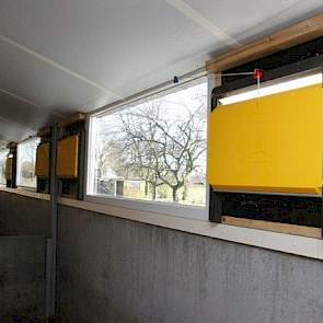 De luchtinlaatventielen van het Tulderhof zitten tussen de ramen van de lichtstraat in de zuidelijke muur. De onderdruk in de stal is circa 20 pascal. Zodra de ventilatoren starten, openen er automatisch en naar behoefte ventielen. Van koudeval is geen sp