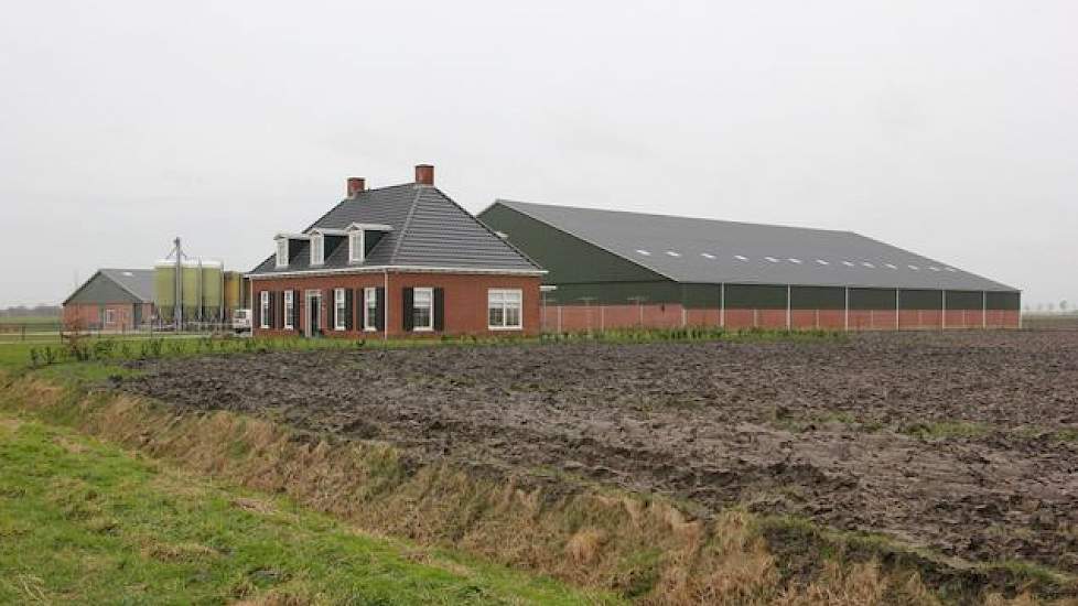 Midwolda: De aanleg van een kanaal vanwege de Blauwe Stad, maakte bedrijfsverplaatsing en de bouw van dit vleesvarkensbedrijf met een gigantische akkerbouwloods mogelijk. Mts. Boonman houdt hier ‘slechts’ 1.900 vleesvarkens. Maar, iets verderop huisvesten