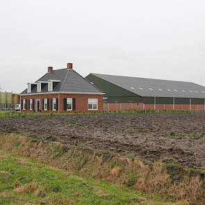 Midwolda: De aanleg van een kanaal vanwege de Blauwe Stad, maakte bedrijfsverplaatsing en de bouw van dit vleesvarkensbedrijf met een gigantische akkerbouwloods mogelijk. Mts. Boonman houdt hier ‘slechts’ 1.900 vleesvarkens. Maar, iets verderop huisvesten