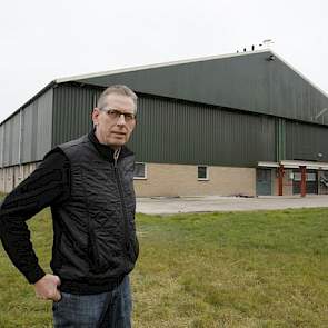 Henk Dekker voor zijn etagestal van 33 x 66 meter en twee bouwlagen. In deze stal zitten 800 zeugen en 4.000 biggen. Minderkosten zitten vooral in de stalen spanten, het grondwerk en het bestratingsplan.