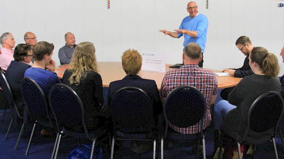 In het behandelen van de stelling ‘Ionisatie is de goedkoopste manier om de lucht te zuiveren’ stuit Herman Kranenberg van FreshlightAgri op een probleem. Niemand weet precies wat ionisatie is en de groep aan tafel kan daardoor de stelling niet met waar o