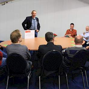 ‘Een nieuwe stal moet je tegenwoordig binnen 15 jaar aflossen’. Deze stelling mag Arnold Groot Severt van Bouwimpex voor een groep kritische varkenshouders en adviseurs behandelen. De meerderheid kiest de rode kaart. „De stal moet tegenwoordig niet binnen