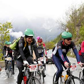 De saamhorigheidsklim startte om 17:30 uur beneden. Met de hele groep naar boven om gezamenlijk de finish over te gaan.