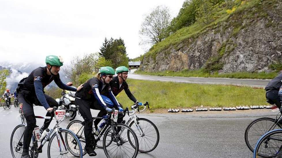 Met de nodige Hermannetjes; vernoemd naar de oprichter van BIG Challenge Herman Houweling en binnen Alpe d'HuZes een bekend begrip, komen de deelnemers boven. Het is gaan regenen en het is kouder.