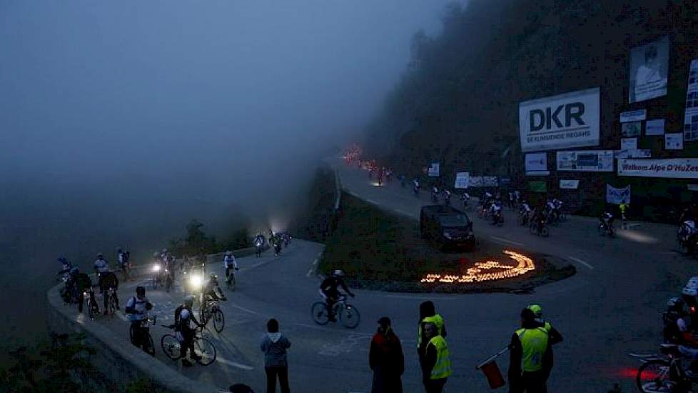 De berg is mooi verlicht met duizenden brandende kaarsjes die ´s nachts door vrijwilliger aangestoken zijn. De fietsers starten in vakken en verspreiden zich snel over de berg. De berg is 14 km lang, ongeveer 1.000 meter hoogteverschil en heeft 21 bochten