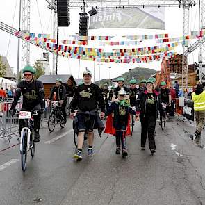 Wandelend en lopend over de finish in Coole kleding. BIG Challenge is de grootste groep binnen Alpe d'HuZes. Op de berg zijn nog veel coole shirts verkocht; de opbrengst gaat 100% naar KWF en het draagt bij aan de promotie van de sector.