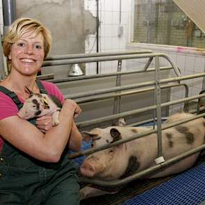 Heleen runt de kraamstal. En Dotje is haar bedrijfsmascotte. Ooit was Dotje het enige dier met vlekken in een verder volledig blanke toom biggen. Heleen: „Daarom mag ze van mij blijven leven zolang dat mogelijk is. Als Dotje sterft zal ik weer een nieuwe