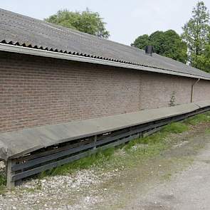 De verse lucht voor de kraamafdelingen is afkomstig van een grondbuizenventilatiesysteem. De aanzuigzijde van het pvc-buizenstelsel is overdekt en voorzien van fijnmazig gaas.