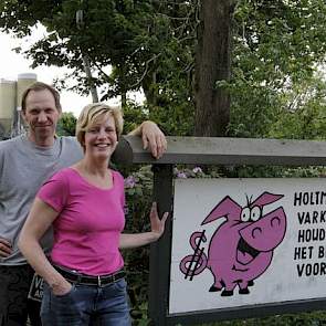 Gert pachtte bedrijven en kocht in Zeeland in 1996 zijn eerste bedrijf. Het bedrijf in Drenthe, waar ze nu boeren, had een zeugen- en vleesvarkenshuisvesting. Het werd verbouwd tot een praktisch zeugenhouderijbedrijf met ruimte voor 600 Topigs 20-zeugen.