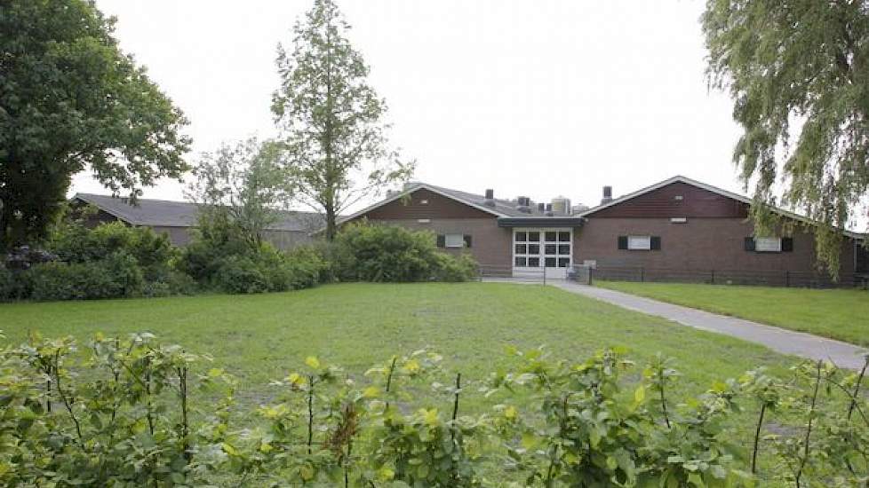 Holtmanns’ zeugenhouderijbedrijf, hier op foto, ligt mooi in het groen verscholen. De biggenopfok gebeurt op een ander bedrijf dat de familie in 2006 aankocht en dat enkele kilometers verderop staat.