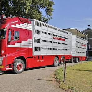 VAEX Varkens- en Veehandel komt meestal wekelijks biggen halen. Dit bedrijf speelt voor Toonk een belangrijke rol om de grenzen te slechten, want in Duitsland gaat het net even anders. Zowel de voerleverancier als de dierenarts geven de doorslag in de keu