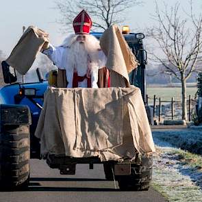 Sinterklaas bracht op 5 december jute zakken naar de varkens van Johnny Hogenkamp in Dalfsen. De zakken zijn afkomstig van een actie van de Stichting Varkens in Nood. Zij zamelden geld in voor jute zakken, zodat zeugen in de kraamstal nestelgedrag kunnen